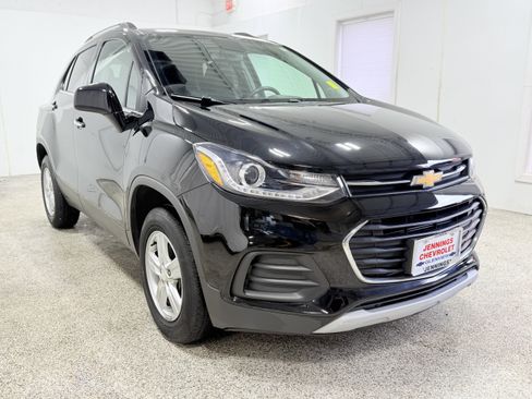 Used 2020 Chevrolet Trax LT w/ LT Convenience Package AWD/4WD image 1