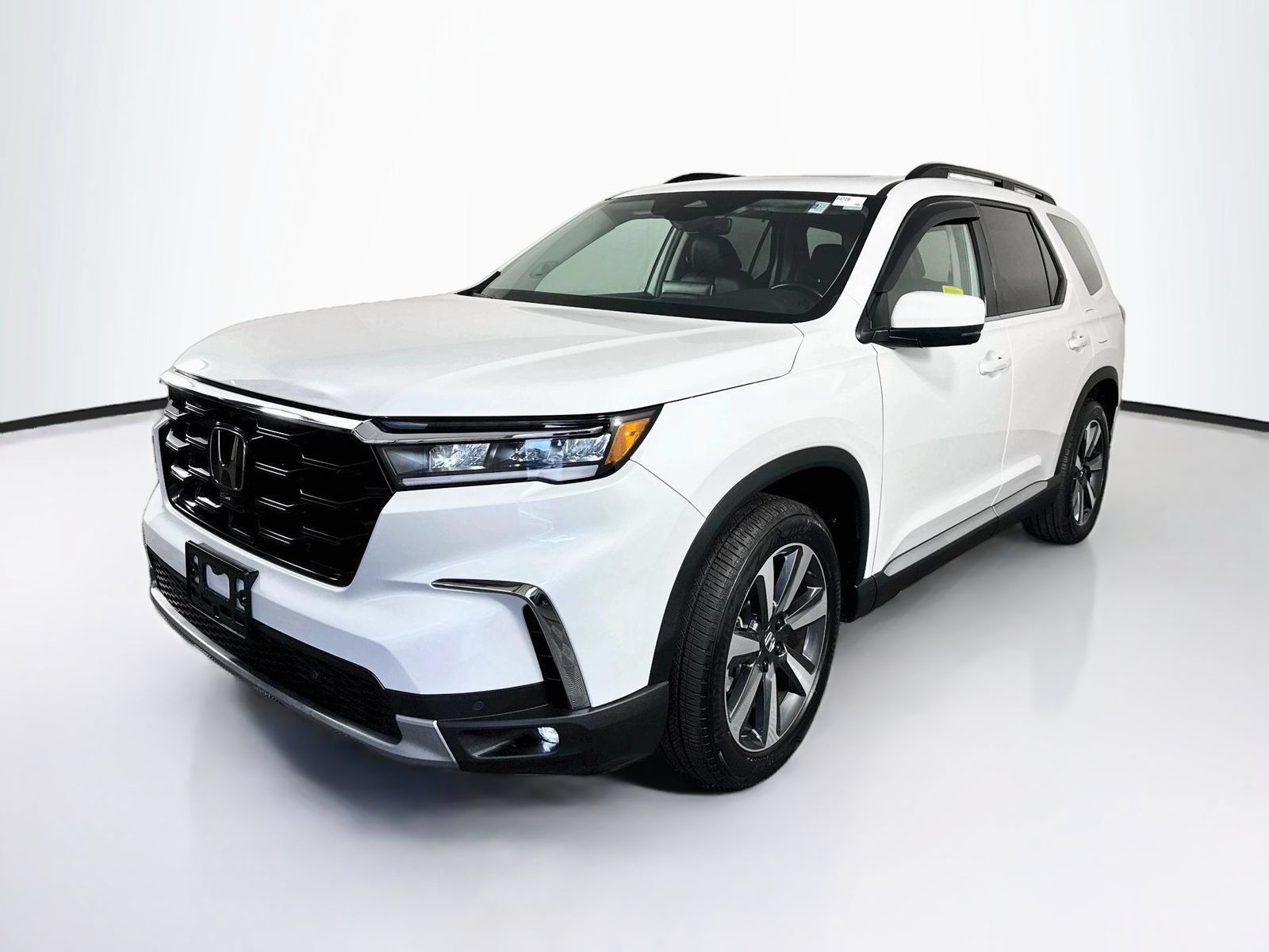 Used 2025 Honda Pilot Touring image 3