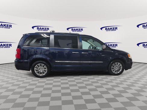 Used 2015 Chrysler Town & Country Touring-L w/ Driver Convenience Group image 4