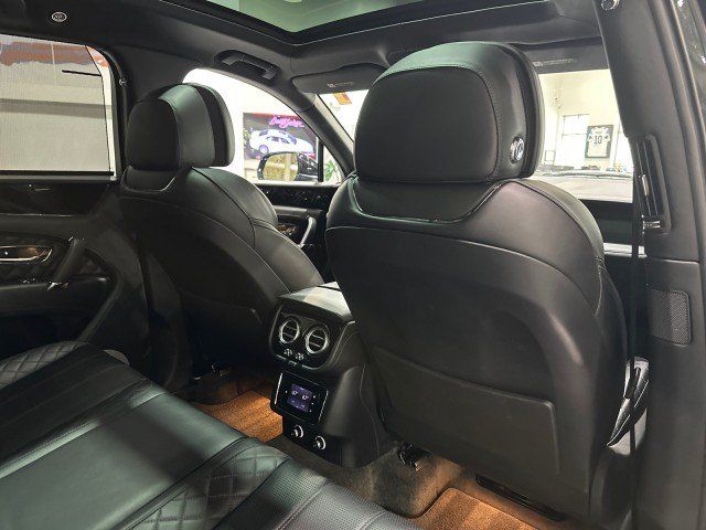 Used 2017 Bentley Bentayga AWD/4WD image 54