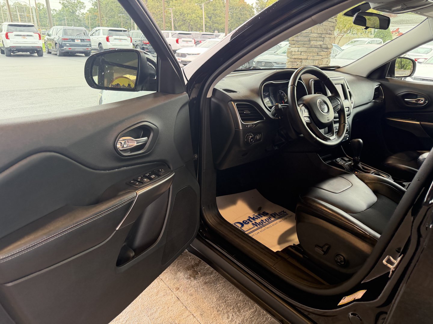 Used 2019 Jeep Cherokee Latitude Plus FWD image 3