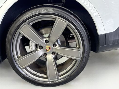 Used 2022 Porsche Cayenne Platinum Edition image 23