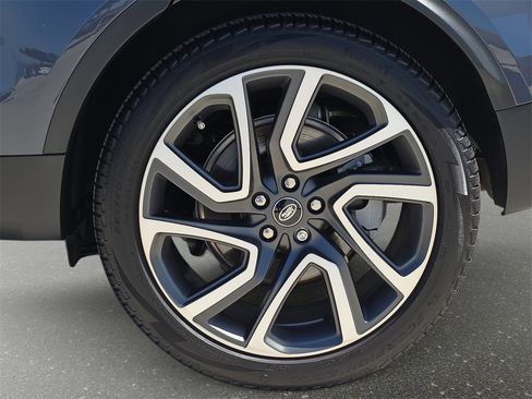 Certified 2025 Land Rover Discovery S image 36