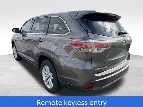 Used 2016 Toyota Highlander LE FWD image 2