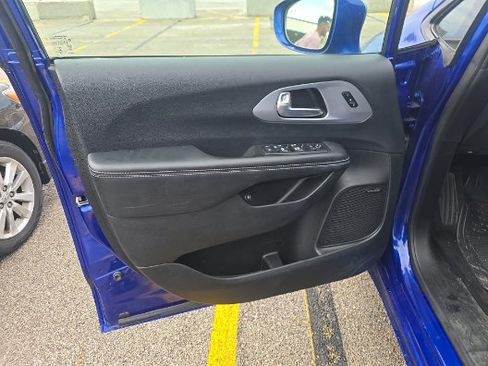 Used 2019 Chrysler Pacifica Limited w/ Advanced Safetytec Group FWD image 17
