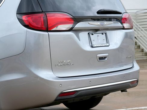 Used 2018 Chrysler Pacifica Limited FWD image 32
