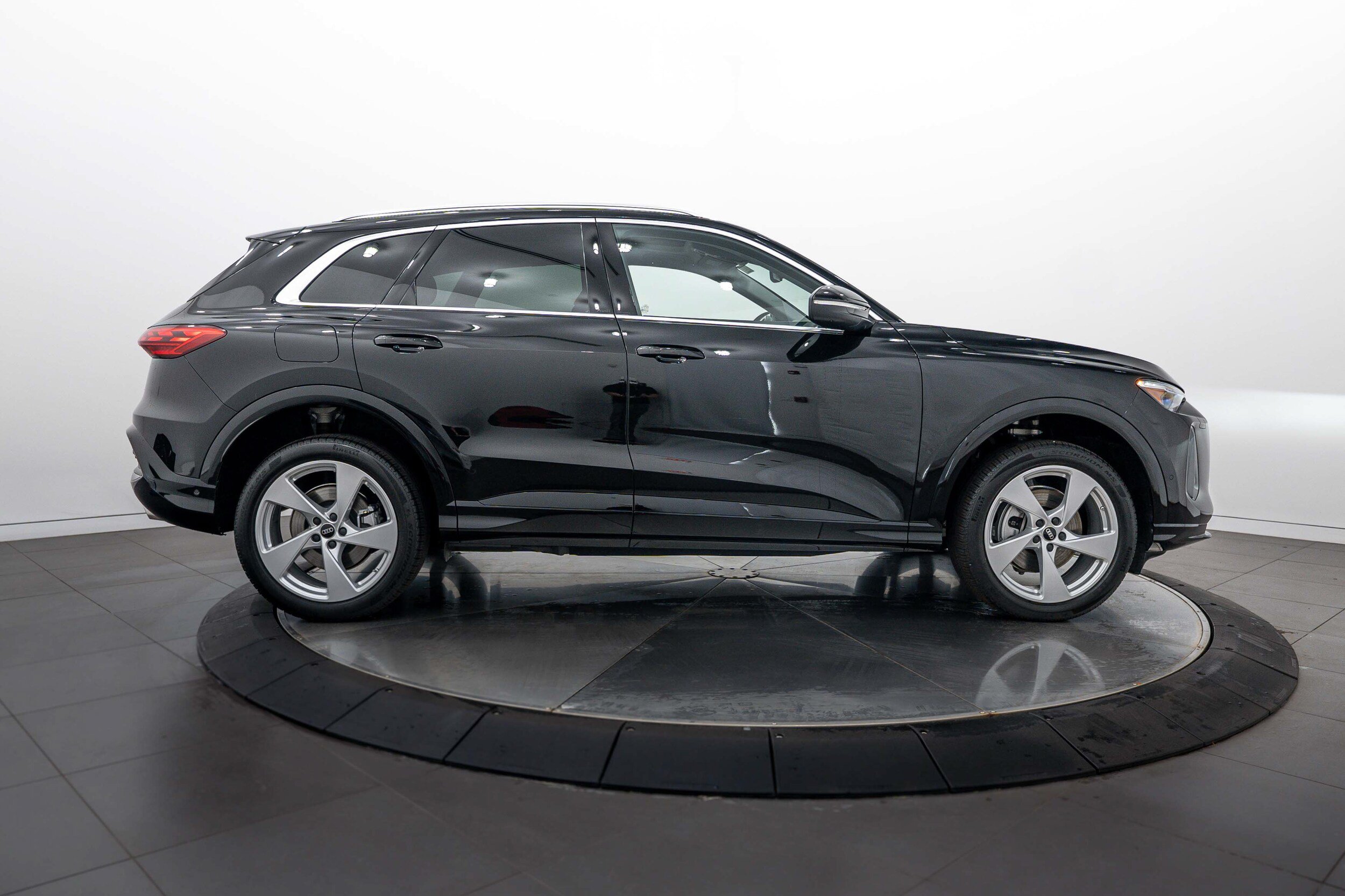 Used 2025 Audi Q5 Premium Plus AWD/4WD image 3