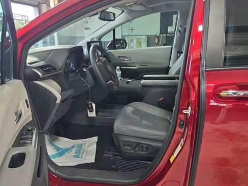 Used 2023 Toyota Sienna Limited FWD image 9