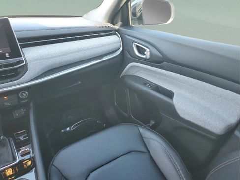 Used 2024 Jeep Compass Latitude image 17