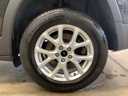 Used 2018 Jeep Cherokee Latitude Plus w/ Cold Weather Group AWD/4WD image 19