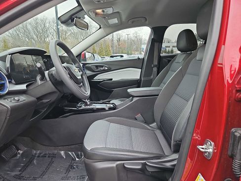 Used 2025 Chevrolet Trax LT image 14