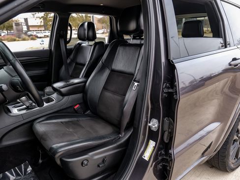 Used 2019 Jeep Grand Cherokee Altitude AWD/4WD image 4