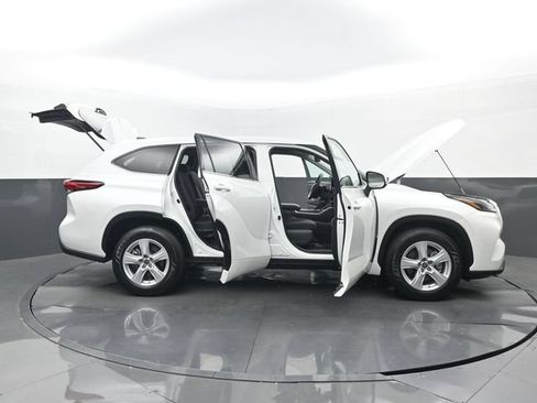Used 2022 Toyota Highlander L FWD image 33