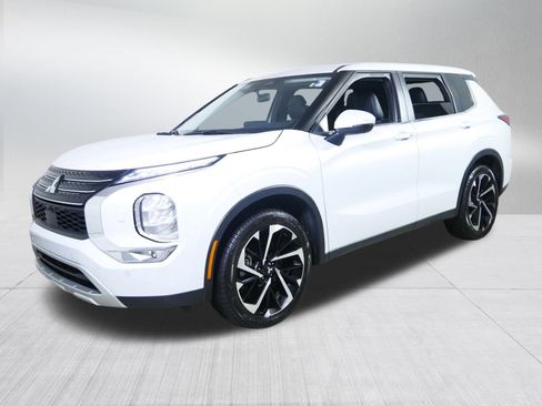 Used 2024 Mitsubishi Outlander SE image 3