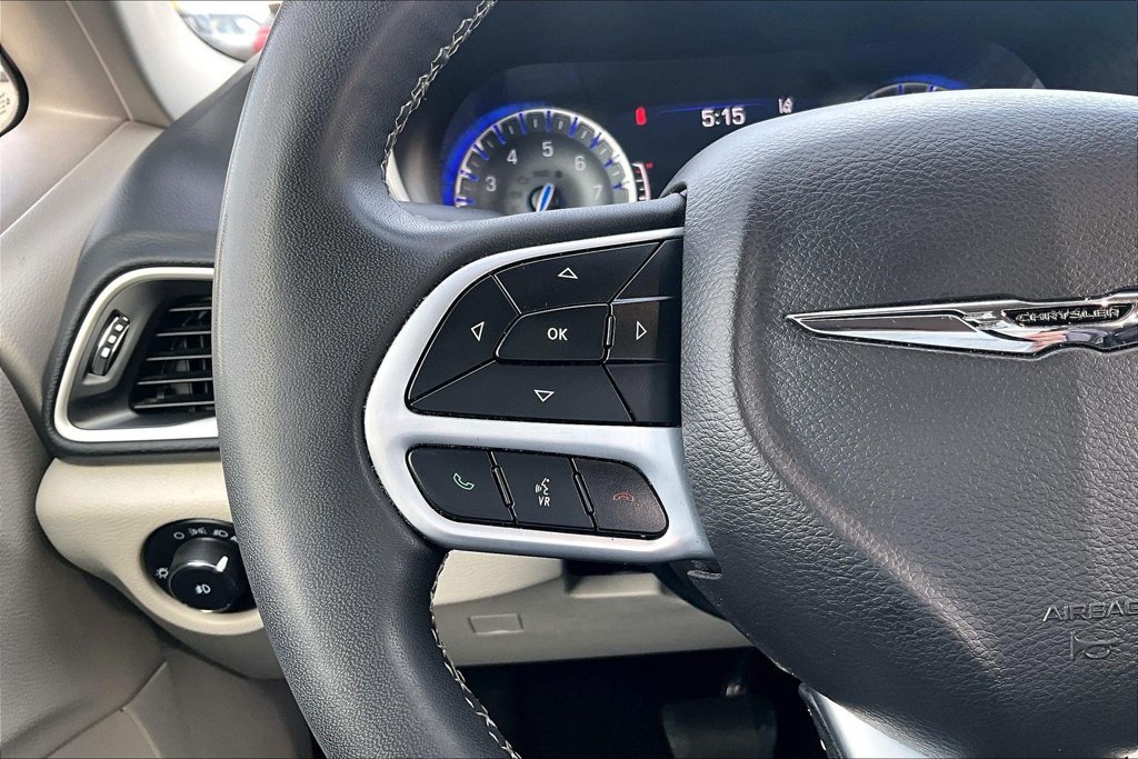 Used 2023 Chrysler Pacifica Touring-L FWD image 18