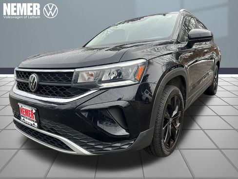 Used 2022 Volkswagen Taos SE w/ Panoramic Sunroof Package image 1