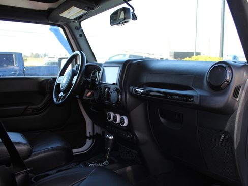 Used 2017 Jeep Wrangler Unlimited Sahara AWD/4WD image 22
