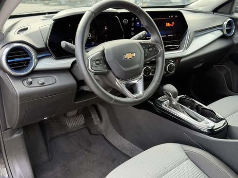 Used 2025 Chevrolet Trax LT w/ LT Convenience Package FWD image 17