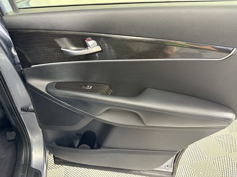 Used 2019 Kia Sorento S image 26