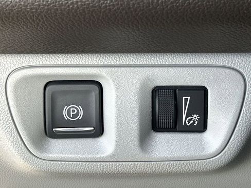 Used 2023 GMC Acadia SLE image 17