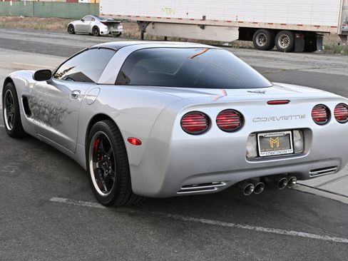 Used 2003 Chevrolet Corvette Coupe w/ Preferred Equipment Group RWD image 5
