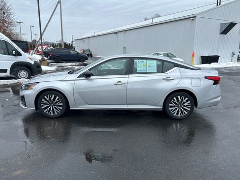 Used 2024 Nissan Altima 2.5 SV image 7