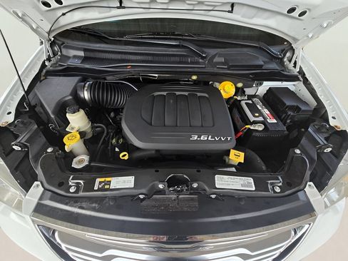 Used 2016 Chrysler Town & Country Touring FWD image 15