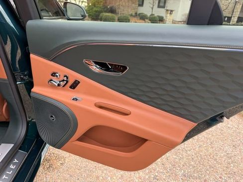Used 2025 Bentley Flying Spur Plug-In Hybrid image 19