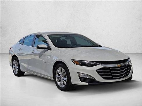Used 2025 Chevrolet Malibu LT image 3