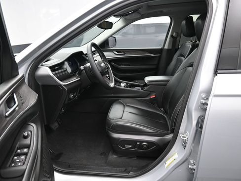 Used 2023 Jeep Grand Cherokee L Limited AWD/4WD image 9