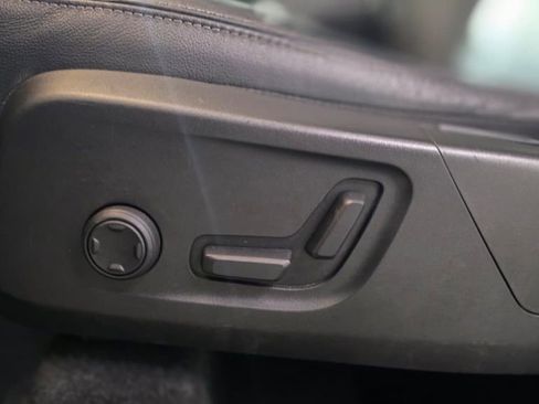 Used 2021 Volvo XC40 T5 Momentum w/ Climate Package image 19