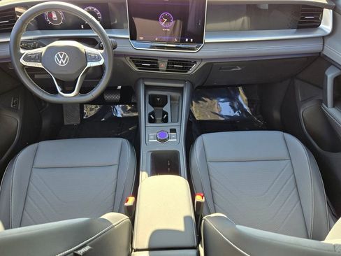 Certified 2025 Volkswagen Tiguan SE w/ Panoramic Sunroof Package AWD/4WD image 12