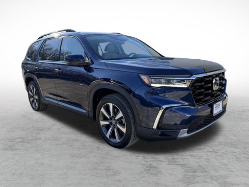 Used 2025 Honda Pilot Touring image 3