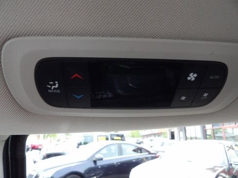 Used 2019 Chrysler Pacifica Touring-L FWD image 10