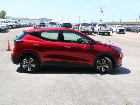 Used 2023 Chevrolet Bolt EUV LT w/ Convenience Package FWD image 6