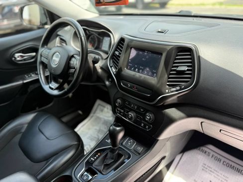 Used 2019 Jeep Cherokee Latitude Plus AWD/4WD image 13
