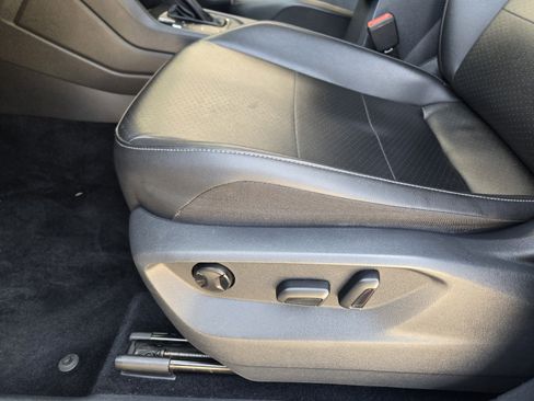 Used 2018 Volkswagen Tiguan SE FWD image 25