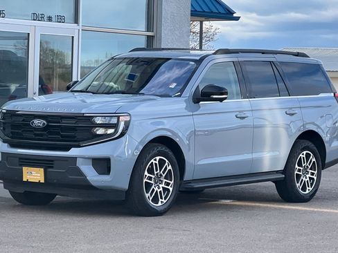 Used 2025 Ford Expedition Active AWD/4WD image 9
