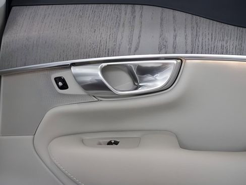 New 2025 Volvo XC90 T8 Plus w/ Protection Package Premier image 32