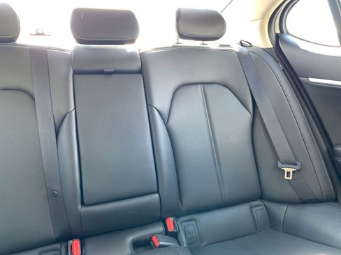 Used 2025 Genesis G70 2.5T image 37