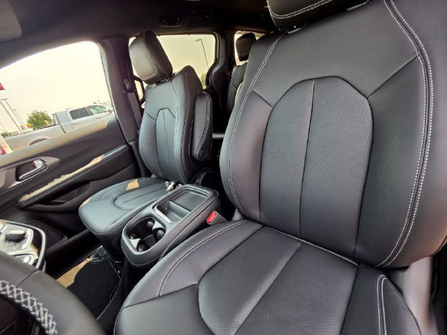 New 2027 Chrysler Pacifica Select AWD/4WD image 23