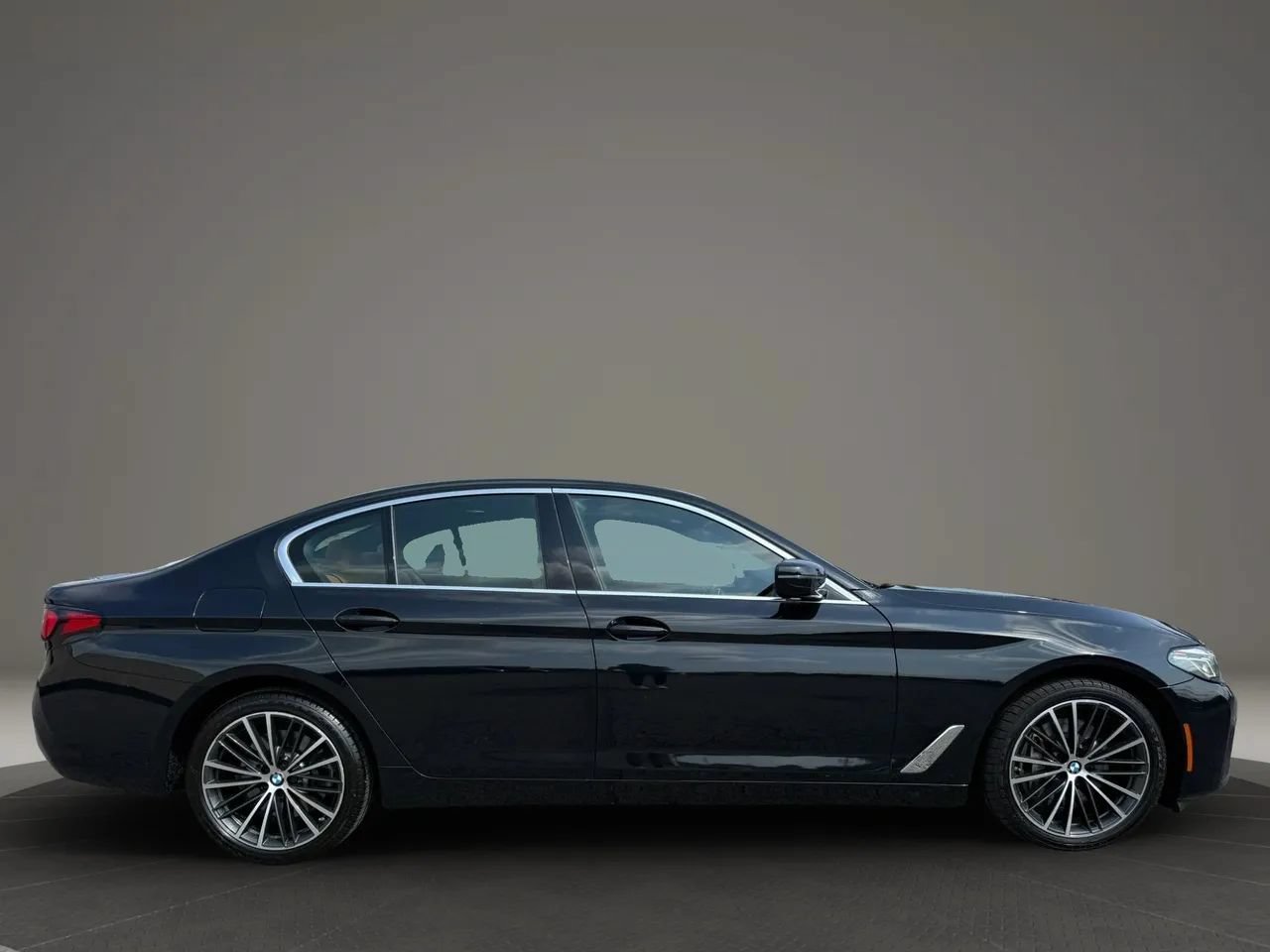 Used 2023 BMW 540i xDrive w/ Premium Package AWD/4WD image 4
