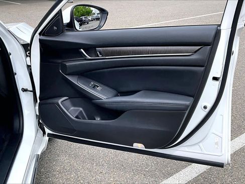 Used 2018 Honda Accord Touring image 22