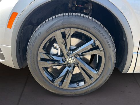 Certified 2024 Volkswagen Tiguan SE R-Line image 17