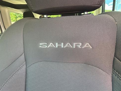 Used 2022 Jeep Wrangler Unlimited Sahara w/ Cold Weather Group AWD/4WD image 29