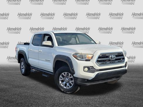 Used 2017 Toyota Tacoma SR5 w/ SR5 Appearance Package (SM) RWD image 2