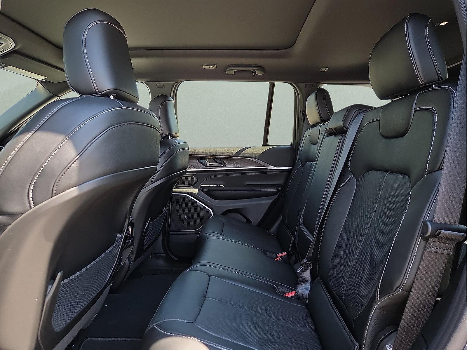 New 2027 Jeep Grand Cherokee Limited AWD/4WD image 10