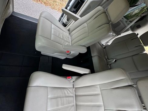 Used 2014 Chrysler Town & Country Touring image 22