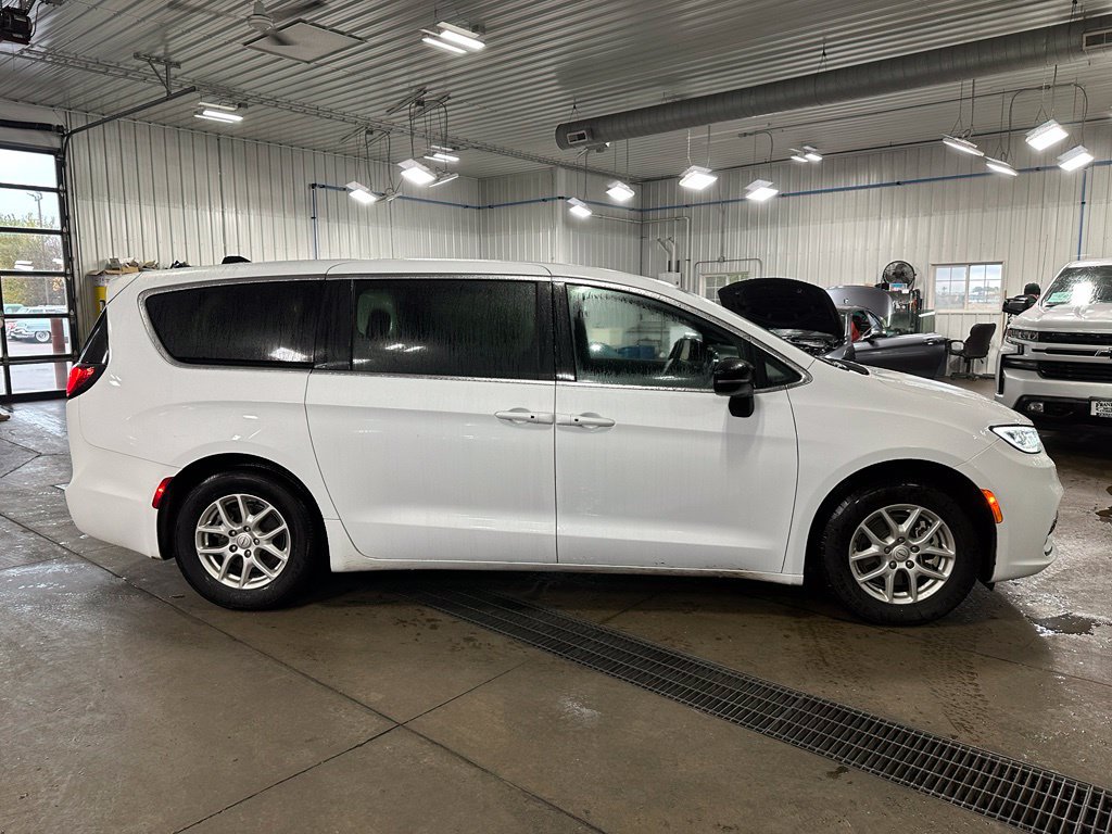 Used 2025 Chrysler Pacifica Select FWD image 33