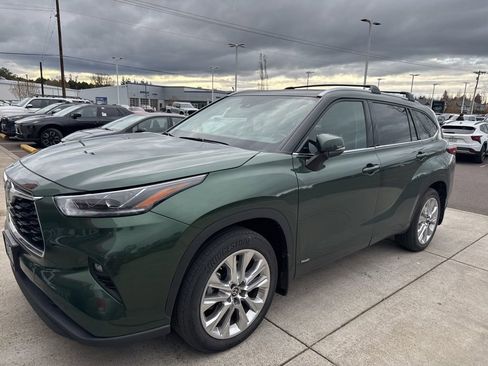 Used 2023 Toyota Highlander Limited image 2